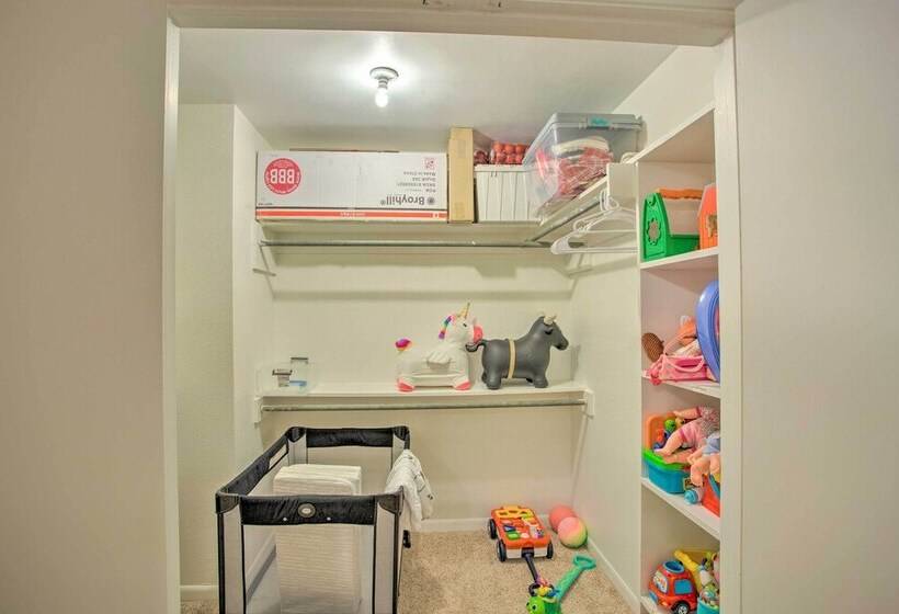 Roomy Texas Lake Retreat W/ Private Boat Ramp