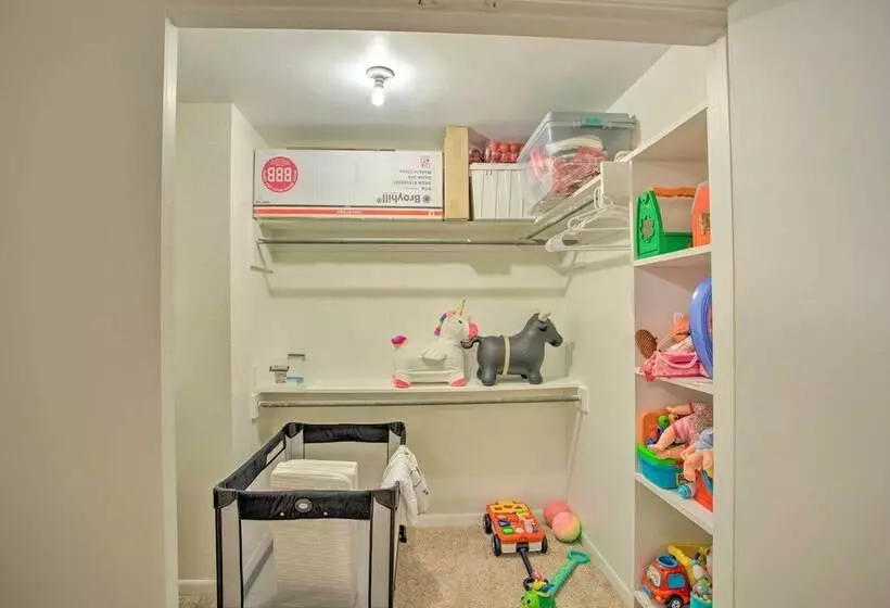 Roomy Texas Lake Retreat W/ Private Boat Ramp