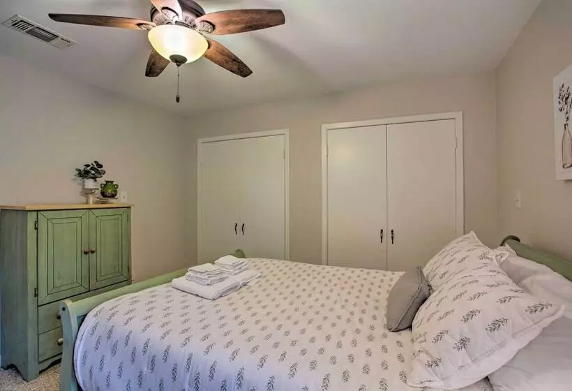 Roomy Texas Lake Retreat W/ Private Boat Ramp