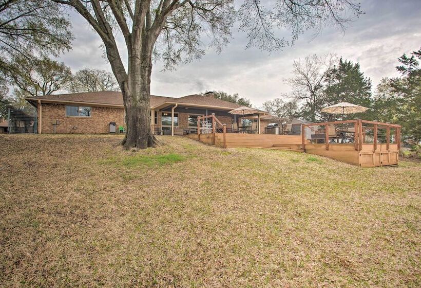 Roomy Texas Lake Retreat W/ Private Boat Ramp