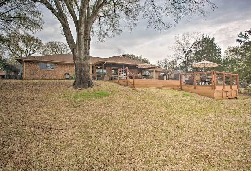 Roomy Texas Lake Retreat W/ Private Boat Ramp