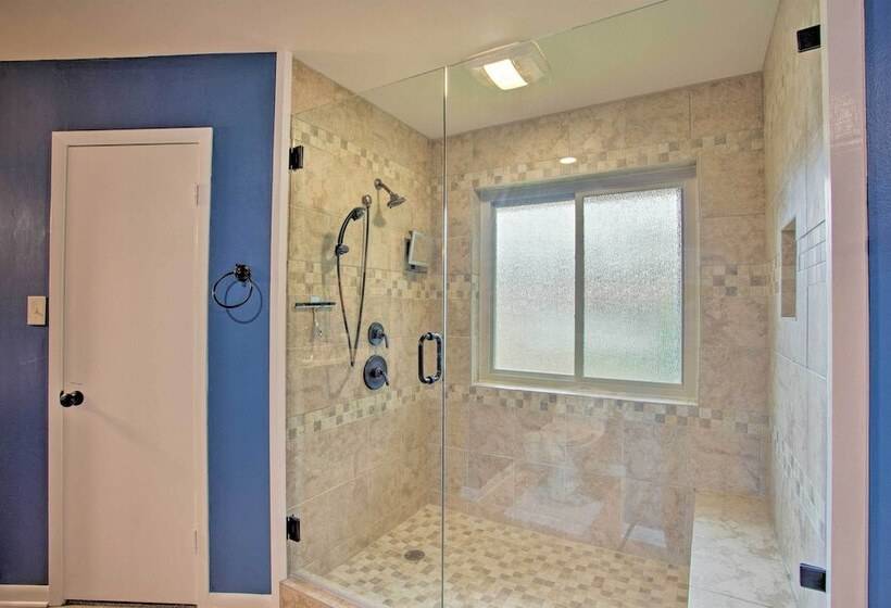 Roomy Texas Lake Retreat W/ Private Boat Ramp