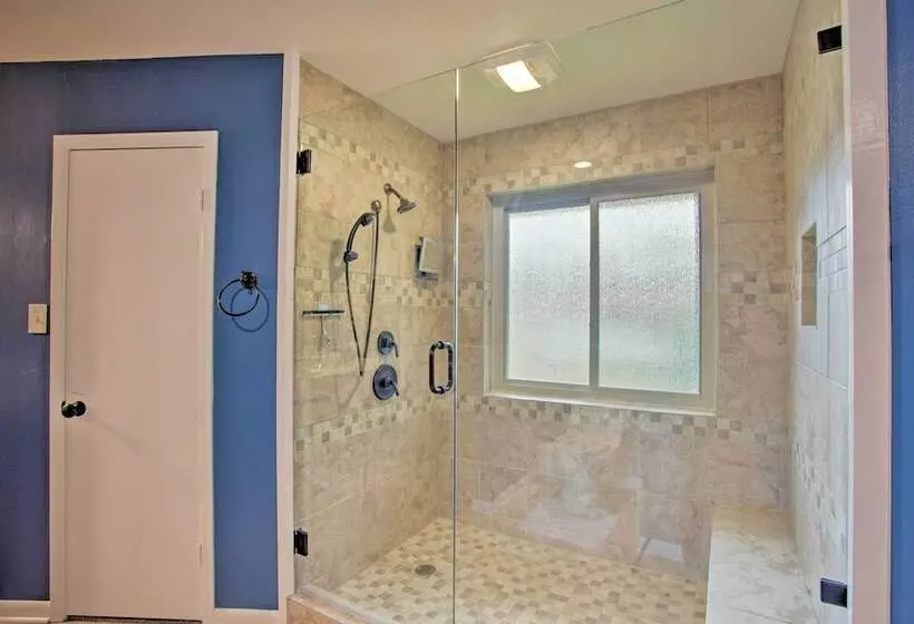 Roomy Texas Lake Retreat W/ Private Boat Ramp