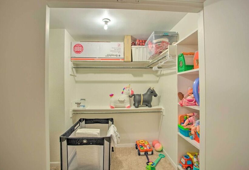 Roomy Texas Lake Retreat W/ Private Boat Ramp