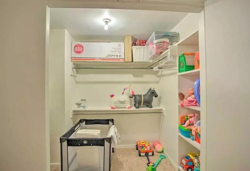 Roomy Texas Lake Retreat W/ Private Boat Ramp