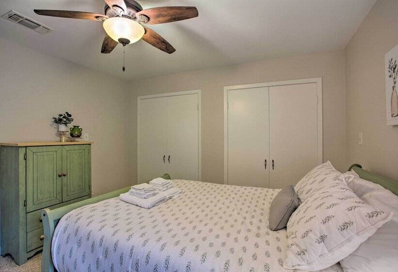 Roomy Texas Lake Retreat W/ Private Boat Ramp