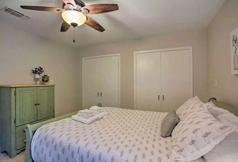 Roomy Texas Lake Retreat W/ Private Boat Ramp