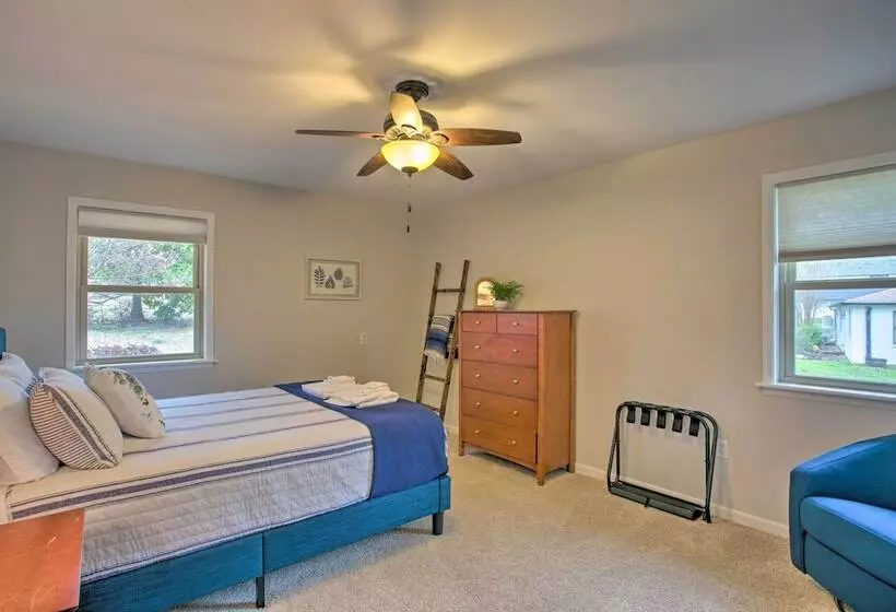 Roomy Texas Lake Retreat W/ Private Boat Ramp