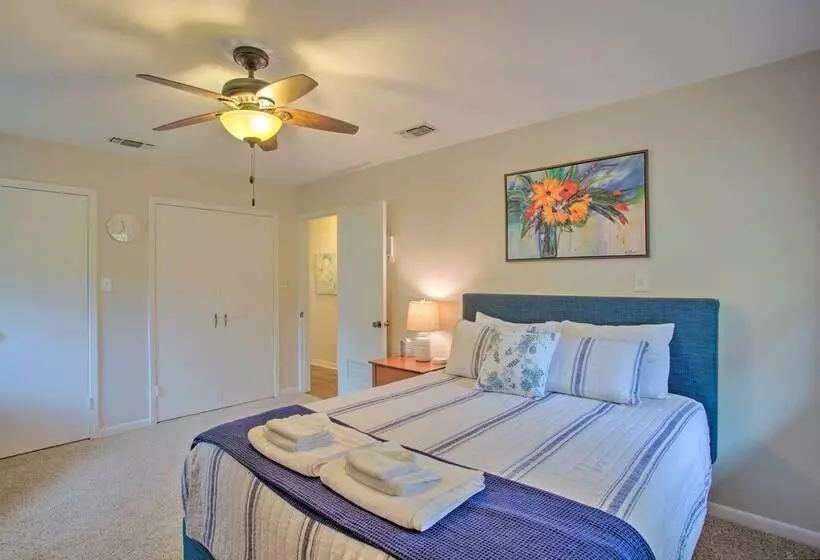 Roomy Texas Lake Retreat W/ Private Boat Ramp