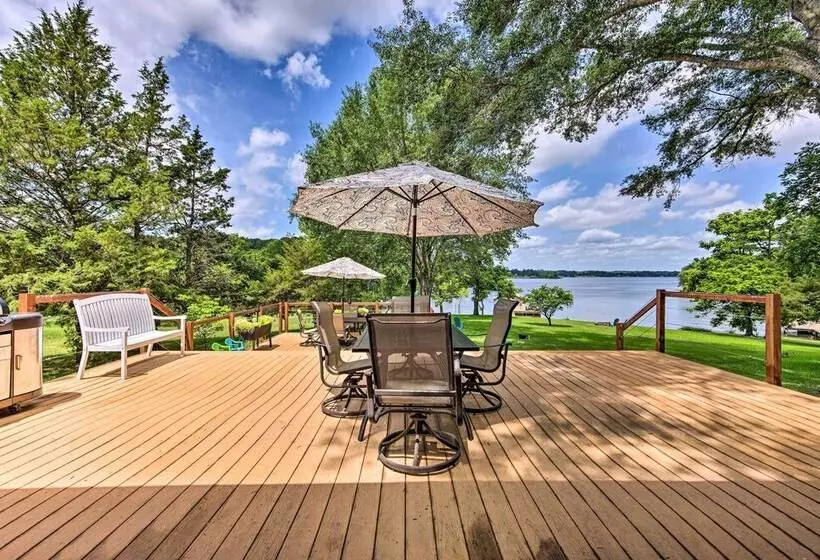 Roomy Texas Lake Retreat W/ Private Boat Ramp