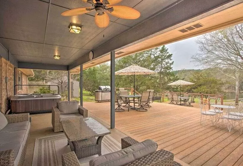 Roomy Texas Lake Retreat W/ Private Boat Ramp