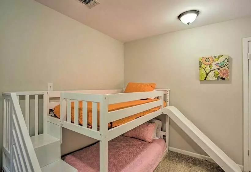 Roomy Texas Lake Retreat W/ Private Boat Ramp