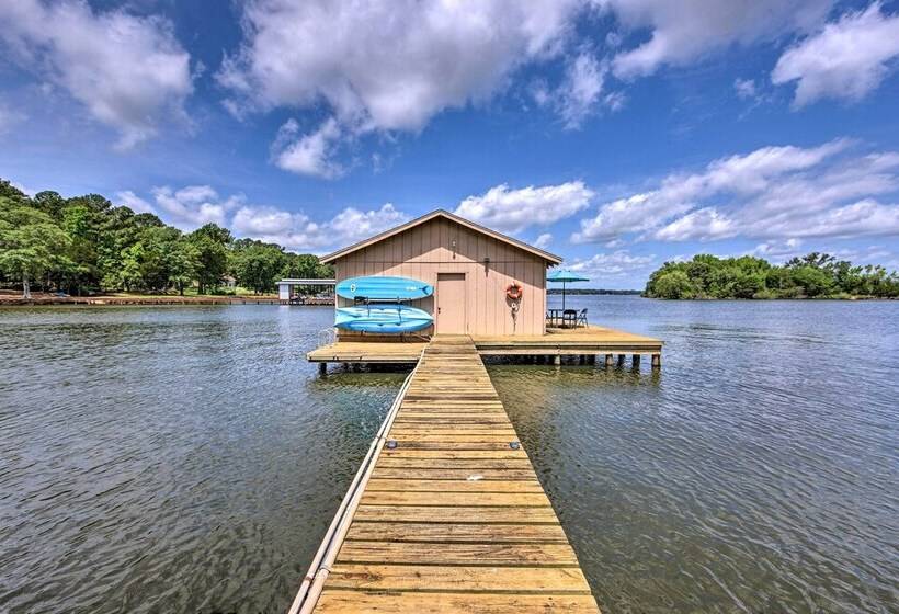 Roomy Texas Lake Retreat W/ Private Boat Ramp