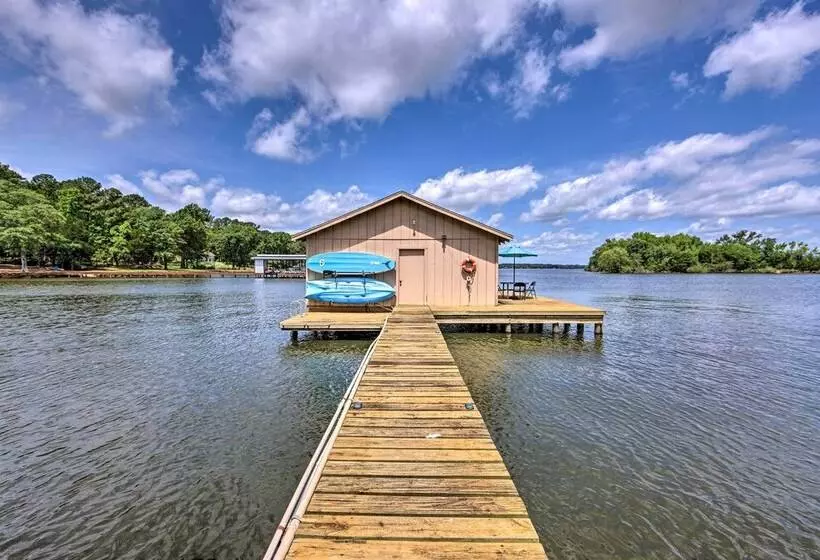 Roomy Texas Lake Retreat W/ Private Boat Ramp
