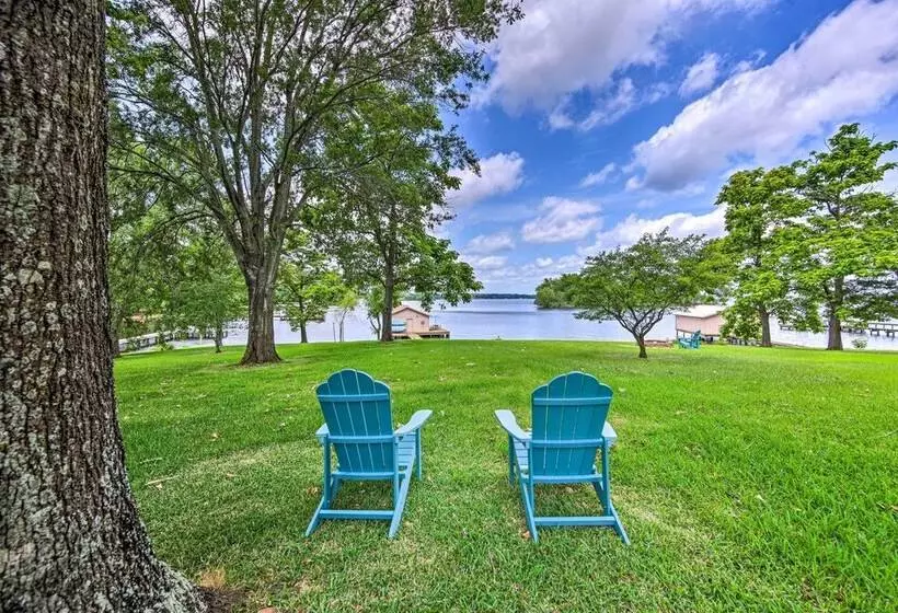 Roomy Texas Lake Retreat W/ Private Boat Ramp