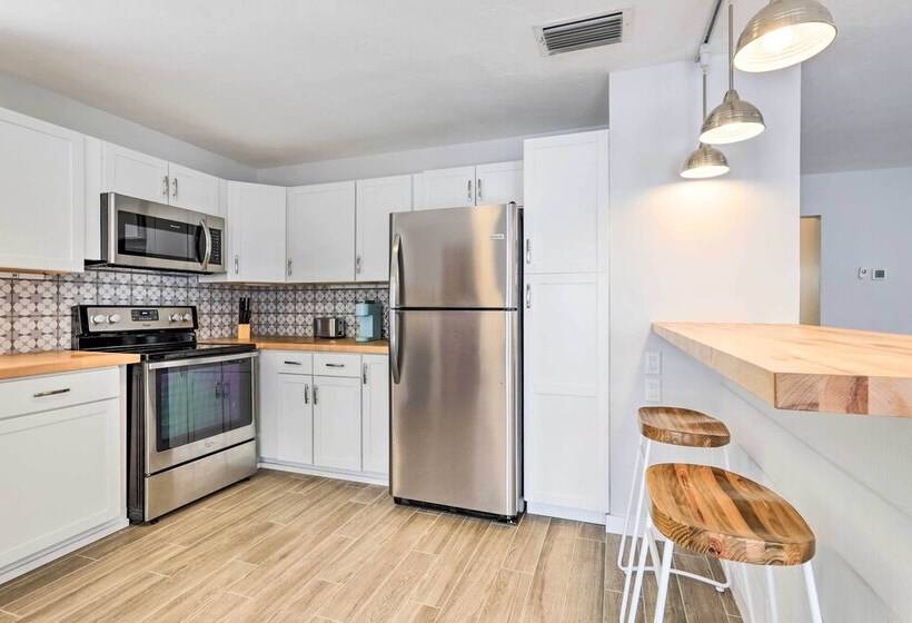 Boho Chic Sarasota Hideaway: Yard & Fire Pit!