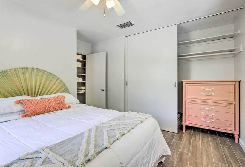 Boho Chic Sarasota Hideaway: Yard & Fire Pit!