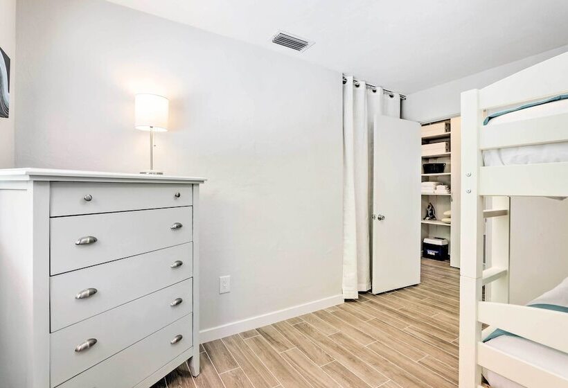 Boho Chic Sarasota Hideaway: Yard & Fire Pit!