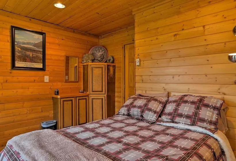 Cabin W/ Glacier Views: Walk To Matanuska River!