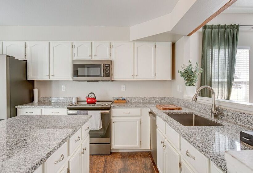 6 Mi To Dtwn: Arvada Home W/ Hot Tub & Yard