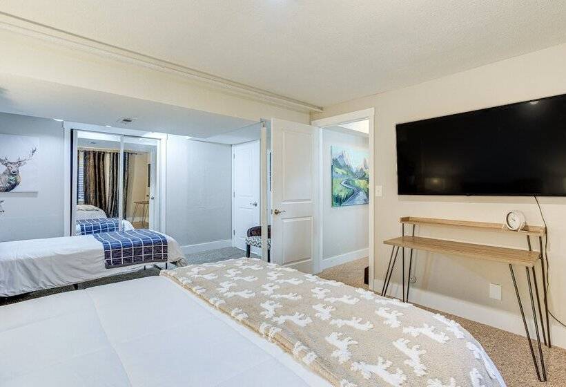 6 Mi To Dtwn: Arvada Home W/ Hot Tub & Yard