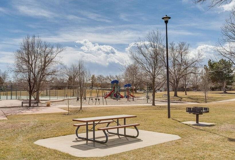 6 Mi To Dtwn: Arvada Home W/ Hot Tub & Yard