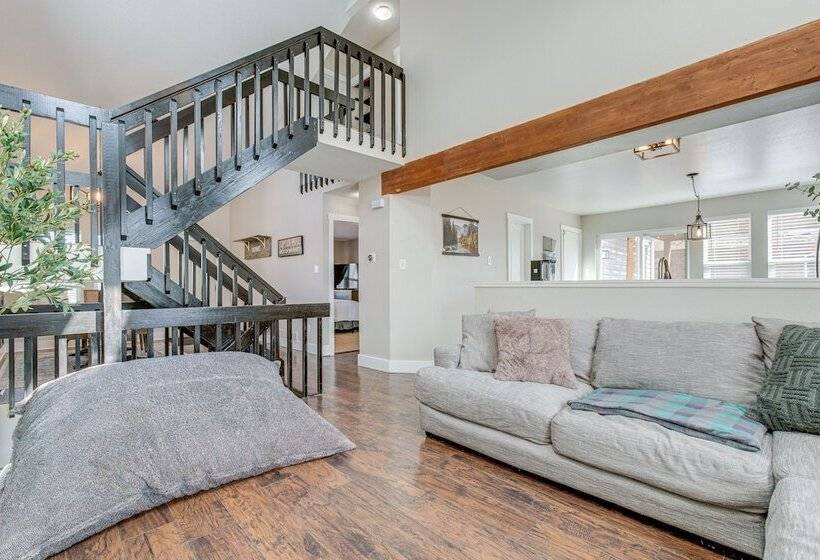 6 Mi To Dtwn: Arvada Home W/ Hot Tub & Yard