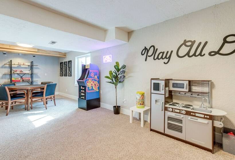 6 Mi To Dtwn: Arvada Home W/ Hot Tub & Yard