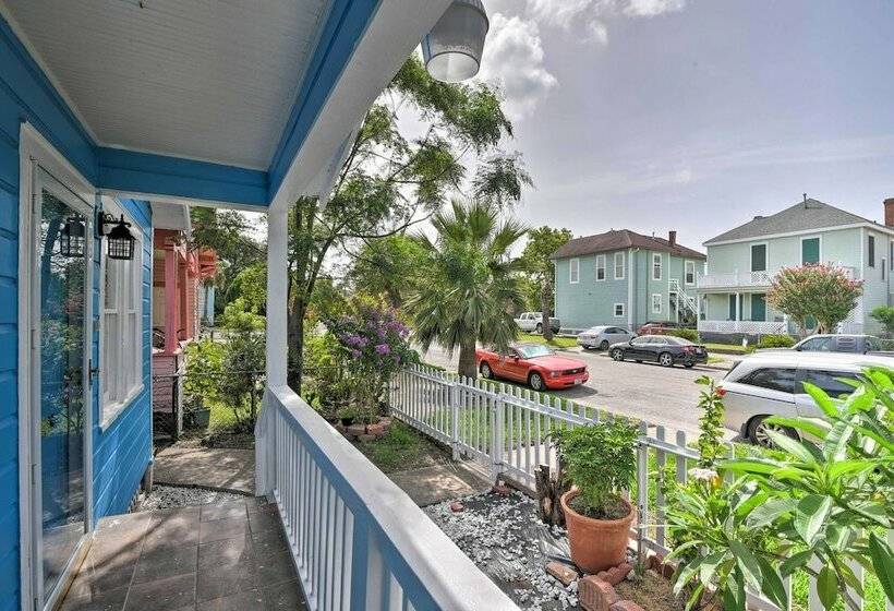 Bright Galveston Bungalow: 1/2 Mi To Pleasure Pier