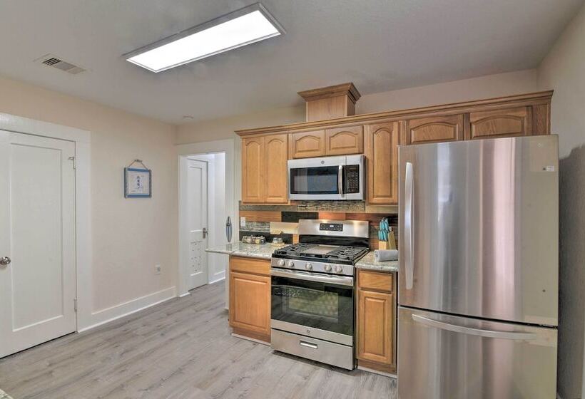 Bright Galveston Bungalow: 1/2 Mi To Pleasure Pier