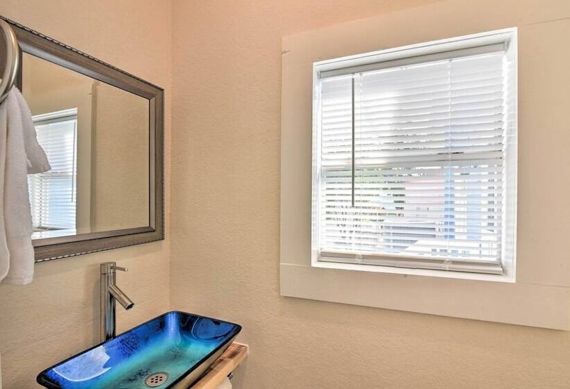 Bright Galveston Bungalow: 1/2 Mi To Pleasure Pier