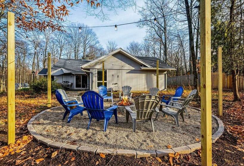 Contemporary Retreat W/ Patio ~ 1 Mi To Beach