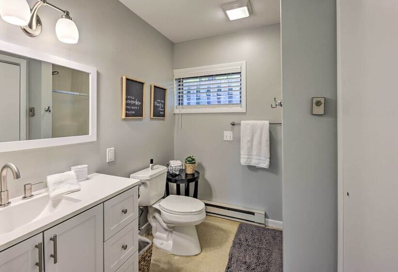 Contemporary Retreat W/ Patio ~ 1 Mi To Beach