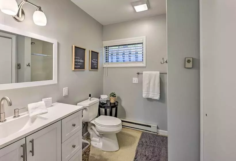 Contemporary Retreat W/ Patio ~ 1 Mi To Beach