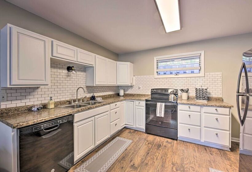 Contemporary Retreat W/ Patio ~ 1 Mi To Beach