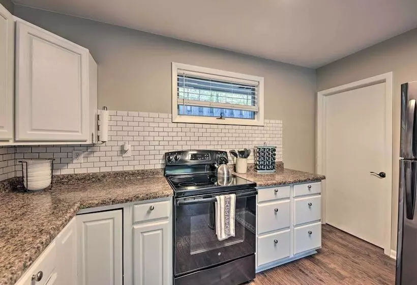 Contemporary Retreat W/ Patio ~ 1 Mi To Beach