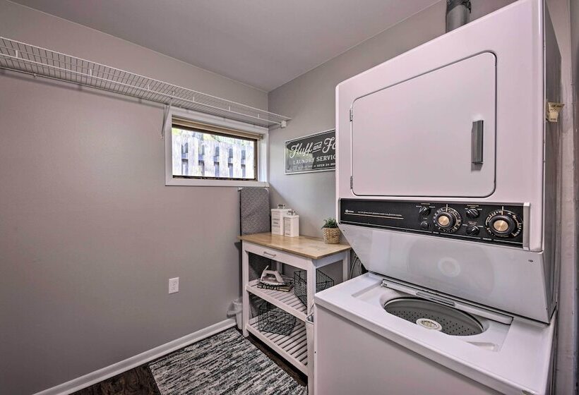 Contemporary Retreat W/ Patio ~ 1 Mi To Beach