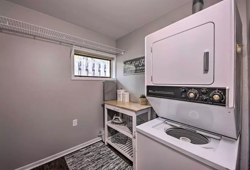 Contemporary Retreat W/ Patio ~ 1 Mi To Beach