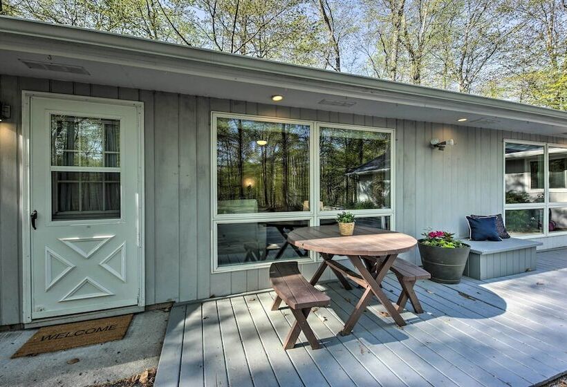 Contemporary Retreat W/ Patio ~ 1 Mi To Beach