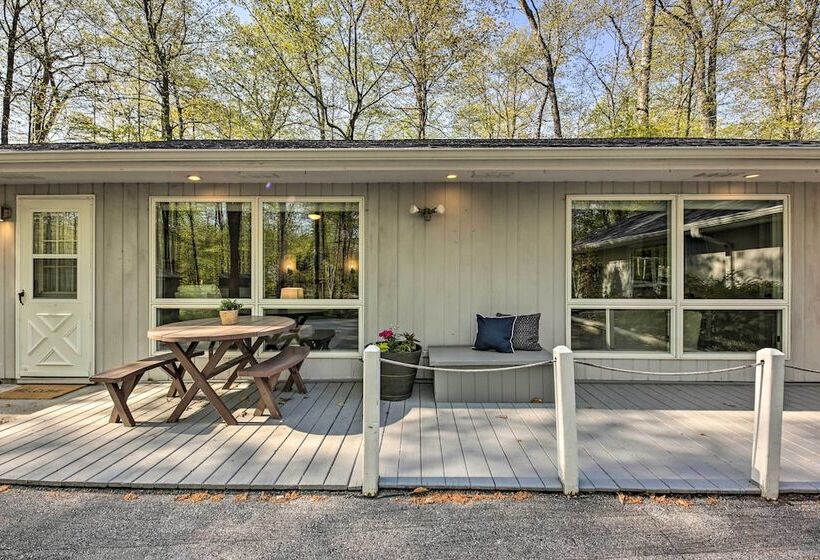 Contemporary Retreat W/ Patio ~ 1 Mi To Beach