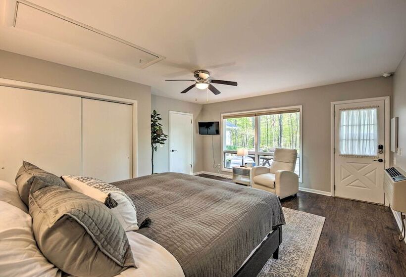 Contemporary Retreat W/ Patio ~ 1 Mi To Beach