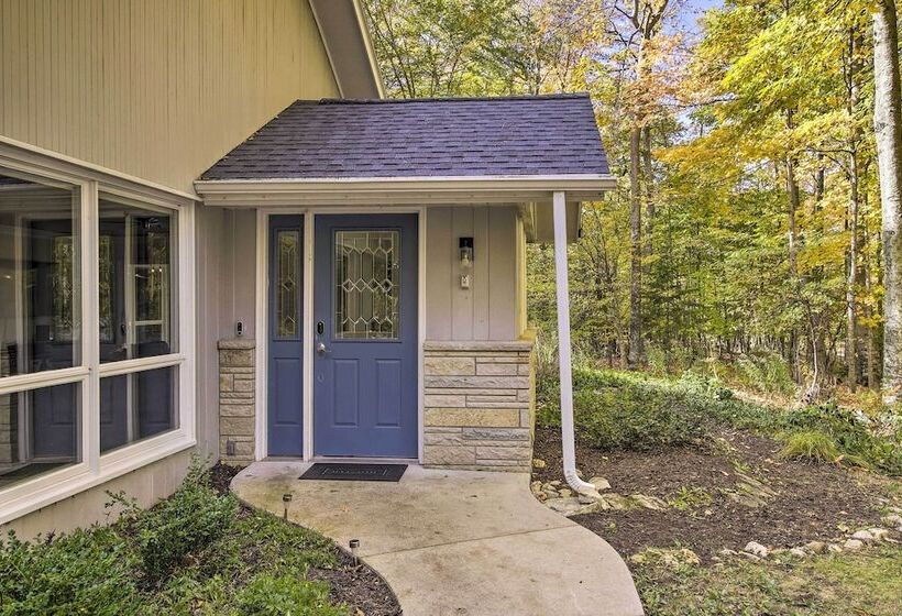 Contemporary Retreat W/ Patio ~ 1 Mi To Beach