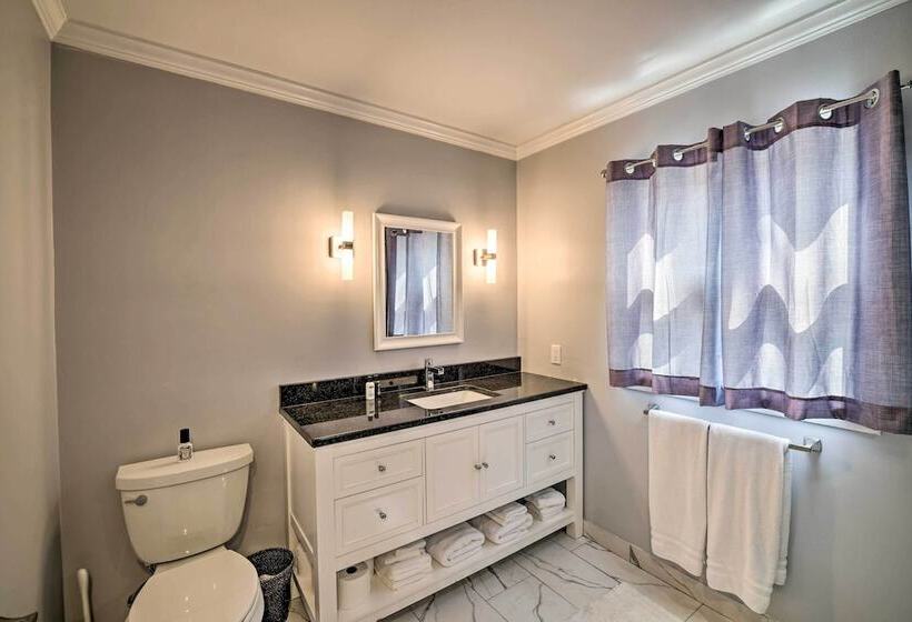 Contemporary Retreat W/ Patio ~ 1 Mi To Beach