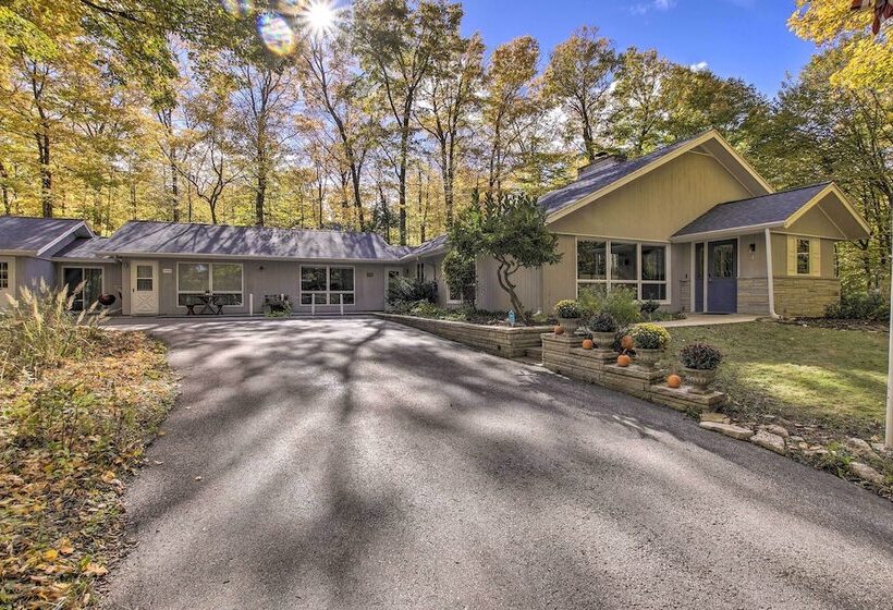 Contemporary Retreat W/ Patio ~ 1 Mi To Beach