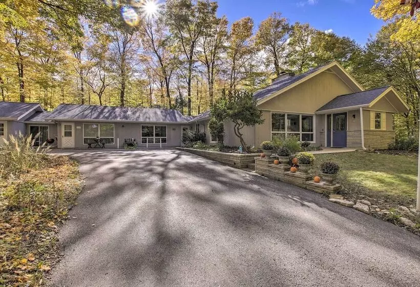 Contemporary Retreat W/ Patio ~ 1 Mi To Beach