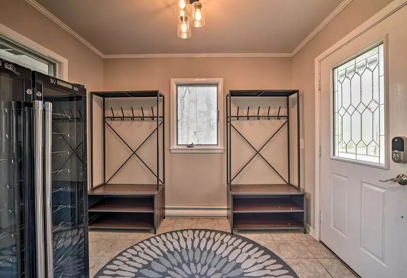 Contemporary Retreat W/ Patio ~ 1 Mi To Beach