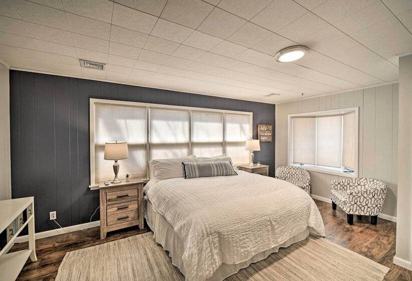 Contemporary Retreat W/ Patio ~ 1 Mi To Beach