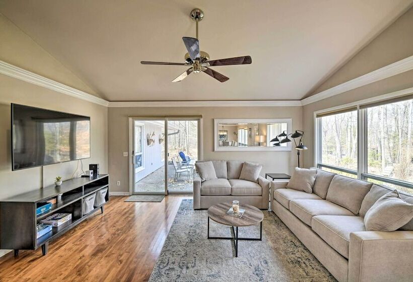 Contemporary Retreat W/ Patio ~ 1 Mi To Beach