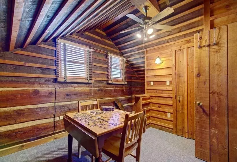 Cozy Log Cabin: 6 Mi To Great Smoky Mtns Np!