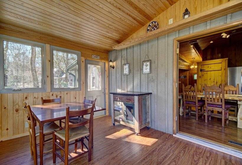 Cozy Log Cabin: 6 Mi To Great Smoky Mtns Np!